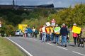 Zug der Demonstranten auf der L326